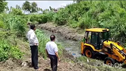 बाजपुर: चिंघाड़ नदी का सफाई कार्य का स्थलीय निरीक्षण चेयरमैन गित्ते व ईओ मनोज कुमार दास ने किया
