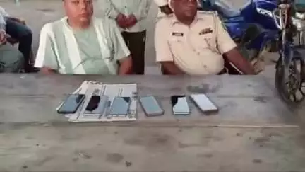 धोरैया: धोरैया पुलिस ने गंगदौरी मोड़ के पास से चोरी के मोबाइल के साथ एक नाबालिग सहित तीन चोरों को किया गिरफ्तार