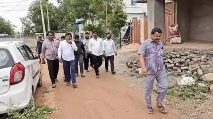 ఇబ్రహీంపట్నం: హయత్ నగర్ డివిజన్ పరిధిలో పర్యటించి సమస్యలు అడిగి తెలుసుకున్న కార్పొరేటర్ కళ్లెం నవజీవన్ రెడ్డి