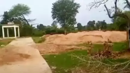 मुंगेली: लोरमी क्षेत्र में दिन दहाड़े मनियारी नदी ग्राम घानाघाट में अवैध तरीके से रेत उत्खनन कर श्मशान घाट में डंप किया गया