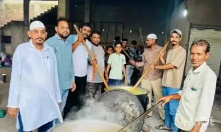 थांदला: थांदला में मुस्लिम समाज ने हर साल की तरह किया लंगर का आयोजन, बड़ी संख्या में समाजजन शामिल हुए