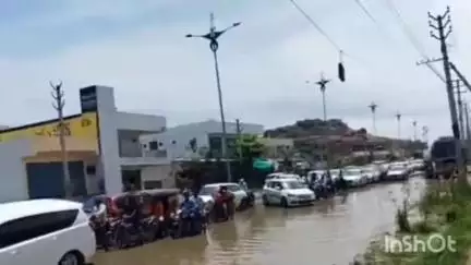 కరీంనగర్: అసిఫ్ నగర్ రహదారిపై ఒక్కసారిగా బోల్తాపడ్డ ట్రాలీ ఆటో గుంతలోపడ్డ ఆర్టీసీ బస్సు కంగుతున్న ప్రయాణికులు