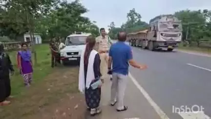 बकावंड: आंगनबाड़ी केंद्र में स्कूली बच्चों को बैठाने के लिए NH 30 में बैरिकेट्स लगाने पर बीईओ ने भानपुरी टीआई से की चर्चा