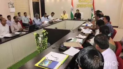 अशोक नगर: कलेक्ट्रेट में शिक्षा विभाग की समीक्षा बैठक, कलेक्टर ने प्राचार्यों को प्रति सप्ताह विद्यालय निरीक्षण का दिया निर्देश