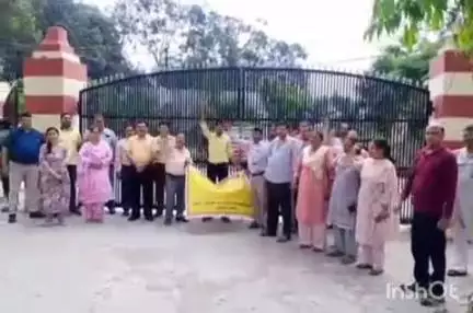 हरिद्वार: उत्तराखंड आयुर्वैद यूनिवर्सिटी के चिकित्सक और कर्मचारी कार्य बहिष्कार पर, गुरुकुल परिसर के गेट पर धरना दिया