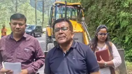पिथौरागढ़: मानसून काल को देखते हुए जिलाधिकारी ने सभी सड़कों को दुरुस्त रखने के लिए अधिकारियों को दिए निर्देश