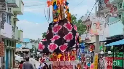 नानपारा: नवाबगंज में मोहर्रम का जुलूस निकाला गया, सुरक्षा व्यवस्था में पुलिस रही तैनात