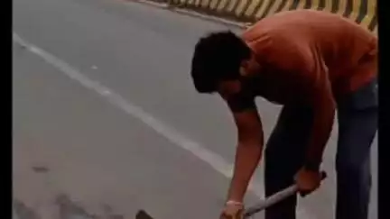छिंदवाड़ा नगर: मेडिकल कॉलेज के सामने सड़क के गड्ढे भरने के लिए समाजसेवी दयानंद चौरसिया ने खुद आगे बढ़कर काम किया