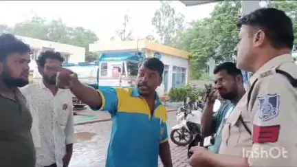 गुना नगर: पेट्रोल पंप पर कम पेट्रोल देने का आरोप, हंगामा, शिकायत दर्ज, वीडियो वायरल