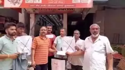 स्याना के मेन बाजार में समाजसेवियों ने अंतरराष्ट्रीय प्लास्टिक बैग मुक्त दिवस पर अभियान चलाकर लोगों को जागरूक किया