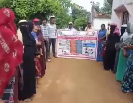 ఆర్మూర్: ఆర్మూర్ లోని 18, 33 వార్డులలో మహిళలకు ఘన వ్యర్థ పదార్థాల నిర్వహణపై అవగాహన కల్పించిన మున్సిపల్ అధికారులు