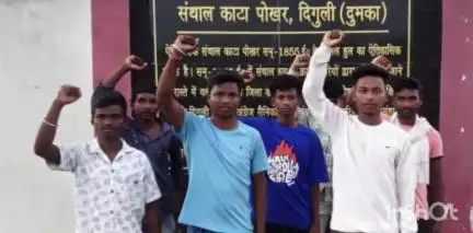 रानीश्वर: संथाल काटा पोखर में संथाल हूल अखड़ा के सदस्यों ने राजनीतिक दलों के झंडे लगने का विरोध किया