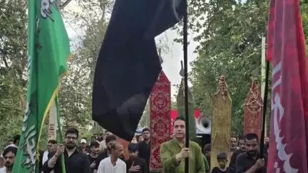 रामपुर: नगर क्षेत्र में हजरत कासिम की याद में सात मोहर्रम को आयोजित मेहंदी के जुलूस में पूर्व मंत्री नवाब काज़िम अली शामिल हुए