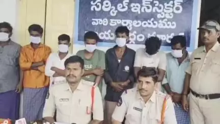 రాయదుర్గం: OMC మైన్స్ లో సీజ్ చేసిన యంత్రాలను గ్యాస్ కట్టర్లతో కట్ చేసి తరలిస్తుండగా 7 గురిని అరెస్టుచేసినట్లు తెలిపిన సిఐ వెంకటరమణ