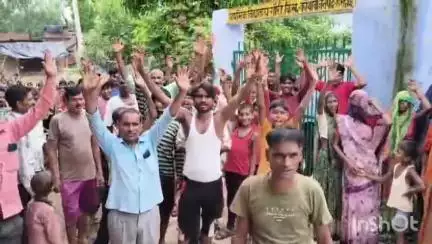 संडीला: कोथावां ब्लॉक के गौरी गांव स्थित प्राथमिक विद्यालय को नजदीकी बिराहिमपुर विद्यालय में विलय करने पर अभिभावक भड़के