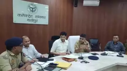 जखनिया: मोहर्रम और कांवड़ यात्रा को लेकर प्रशासन सतर्क, कलेक्ट्रेट सभागार में DM-SP की मौजूदगी में सुरक्षा पर अहम बैठक
