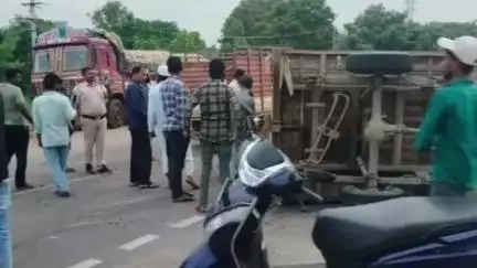 బోధన్: బోధన్ పట్టణంలో మినీ లారీ బోల్తా, తప్పిన పెను ప్రమాదం
