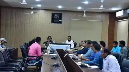 कोंडागांव: कलेक्टर ने ज़िला कार्यालय में आदिवासी विकास विभाग के कार्यों की समीक्षा की, आश्रम छात्रावासों की ली जानकारी