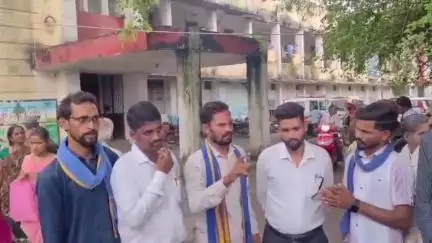भांडेर: नादिया में दोहरे समाज के लोगों से मारपीट मामले में आरोपियों की गिरफ्तारी की मांग को लेकर ज्ञापन सौंपा
