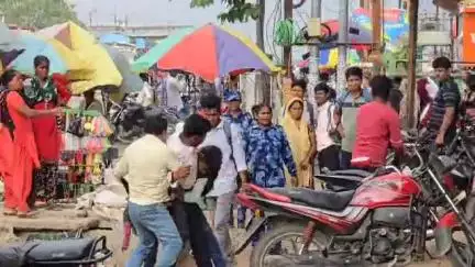 बेगूसराय: ट्रैफिक चौक पर मामूली विवाद में दो लड़के भिड़े, अफरा-तफरी मची