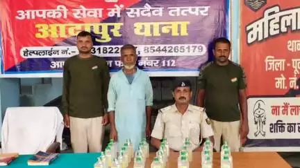 मोतिहारी: आदापुर थाना क्षेत्र से पुलिस ने 10.5 लीटर नेपाली कस्तूरी शराब के साथ 1 तस्कर को किया गिरफ्तार