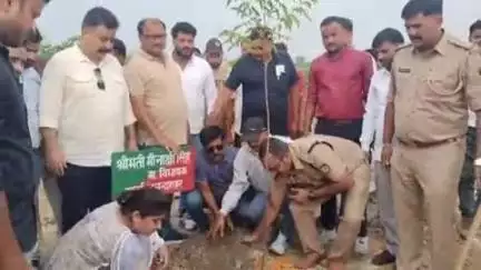 खुर्जा: खुर्जा में टीएचडीसी के वन क्षेत्र में विधायक ने मां के नाम के अभियान के अंतर्गत किया पौधारोपण