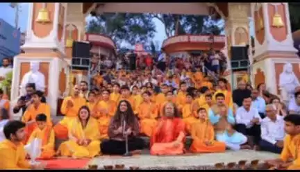 ऋषिकेश: परमार्थ निकेतन पहुंचे गायक हंसराज रघुवंशी और उनकी पत्नी कोमल सकलानी रघुवंशी ने मां गंगा का लिया आशीर्वाद