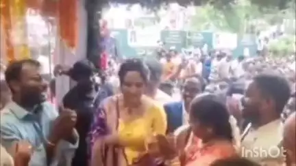 చీరాలలో సినీనటి అనసూయ సందడి, కొత్త సినిమాలతో బిజీగా ఉన్నట్లు వెల్లడి