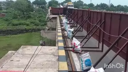 धरमपुरी: संजय सेतु पुल से नीचे नर्मदा नदी में गिरा था कंटेनर,एक महीने के बाद भी नहीं बन पाई टूटी रेलिंग,रोजाना लगता #jansamasya