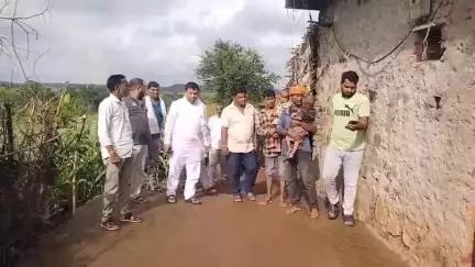 प्रतापगढ़: सांगरीखेडा में बिजली गुल होने से मां और मासूम की सर्पदंश से मौत, पूर्व विधायक रामलाल मीणा ने 50 लाख मुआवजे की मांग की