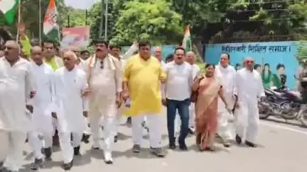 आज़मगढ़: कांग्रेस पार्टी ने प्राथमिक विद्यालयों के विलय की जनविरोधी नीति के विरोध में राज्यपाल को डीएम के माध्यम से सौंपा ज्ञापन
