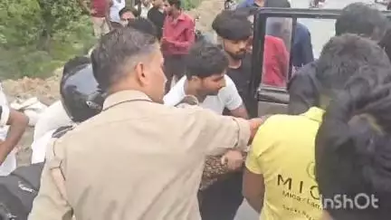 मुज़फ्फरनगर: दधेडू पुलिस चौकी के पास टाटा मैजिक और बाइक की भिड़ंत, युवक व महिला घायल, चालक पुलिस हिरासत में