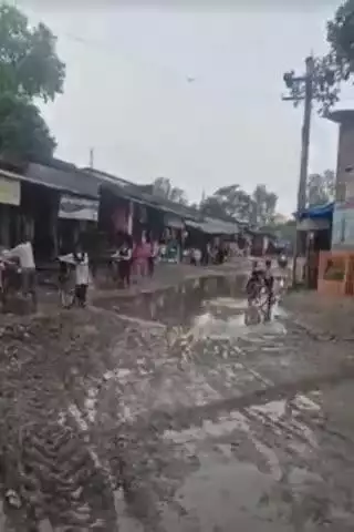 फतेेहपुर: लालपुर बाजार में जलभराव से जनजीवन बेहाल, सड़क पर नहीं दिखती सड़क
