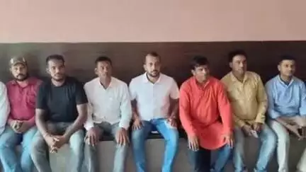 गोला: सांसद प्रतिनिधि ने गोमती पुल से भारी वाहनों के आवागमन पर रोक लगाने के लिए उपायुक्त को ज्ञापन सौंपा
