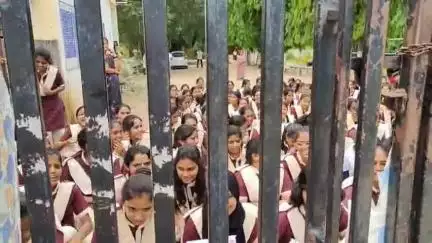 సిరిసిల్ల: తెలంగాణ గిరిజన సంక్షేమ బాలికల డిగ్రీ కళాశాల విద్యార్థినుల సమస్యలు పరిష్కరించాలని ప్రధాన ద్వారం వద్ద నిరసన
