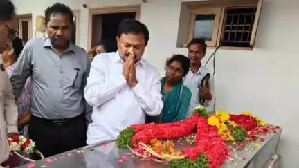 ఏఈ మృతదేహానికి నివాళులర్పించిన గుడూరు ఎమ్మెల్యే పాశం సునీల్ కుమార్