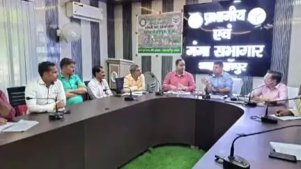 शाहजहांपुर: भैसी नदी पर वृक्षारोपण की तैयारी के लिए गंगा सभागार में की गई बैठक