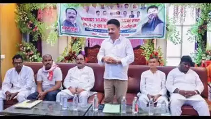 गोपालगंज: शहर के एक निजी मैरेज हॉल में राजद बूथ अध्यक्षों और पंचायत अध्यक्षों के लिए प्रशिक्षण शिविर का आयोजन