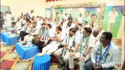 శ్రీకాకుళం: జిల్లా కేంద్రంలో నూతన కార్యవర్గం చే ప్రమాణస్వీకారం చేయించిన ఎమ్మెల్సీలు, మాజీ మంత్రులు