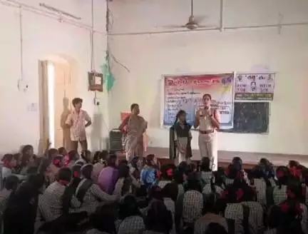 కర్నూలు: అమ్మాయిలు చాలా జాగ్రత్తలు పాటించాలి: కర్నూలు మహిళా పోలీస్ స్టేషన్ సీఐ విజయలక్ష్మి