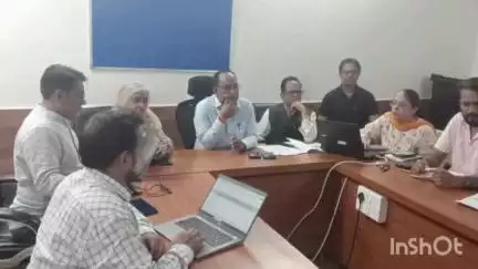 उज्जैन शहर: कार्यालय में स्वास्थ्य विभाग की जिला स्तरीय बैठक स्वास्थ्य अधिकारी डॉ. अशोक कुमार पटेल की अध्यक्षता में हुई