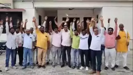 प्रतापगढ़: प्रतापगढ़ जनपद के कई विकास खंड में मनरेगा कार्य की निगरानी पर प्रधान हुए बिफर, किया प्रदर्शन
