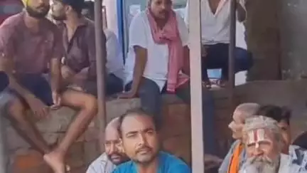सोरांव: थरवई में विद्युत आपूर्ति की समस्याओं को लेकर दुकानदारों ने किया विरोध प्रदर्शन और धरना