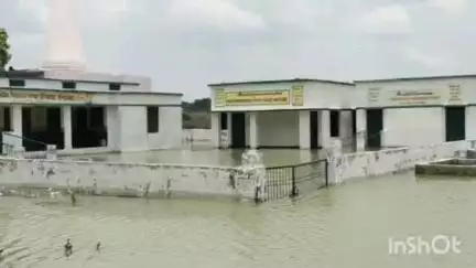 फर्रुखाबाद: गंगा का जलस्तर बढ़ने से प्राथमिक विद्यालय बंधा पांचालघाट में कई फीट तक भरा बाढ़ का पानी