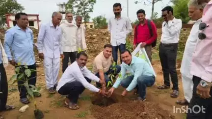 देवरी: आंतरराष्ट्रीय सहकार वर्ष 2025 व केंद्रीय सहकार मंत्रालय स्थापना दिवस निमित्त बोदलबोडी ग्रामपंचायतच्या आवारात वृक्षारोपण