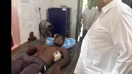 తణుకు: ఆరవల్లిలో ఇరువర్గాల మధ్య జరిగిన దాడిలో గాయాలపాలైన బాధితులను పరామర్శించిన మాజీ మంత్రి కారుమూరి వెంకట నాగేశ్వరరావు