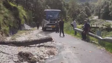 कांडा: कमस्यार से दिल्ली जा रही रोडवेज बस धपोलासेरा के पास फंसी, सड़क पर आए मलबे व पेड़ ने दो घंटे तक रोकी राह