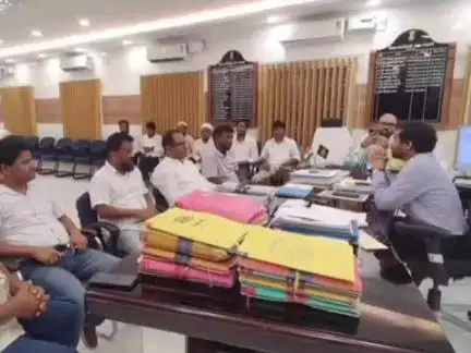बहादुरगंज: बहादुरगंज विधायक अनजार नईमी ने जिलाधिकारी विशाल राज से मुलाकात की