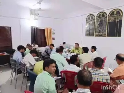 महुआ: महुआ प्रखंड कार्यालय में मतदाता सूची पुनरीक्षण कार्य के लिए वीडियो ने बीएलओ के साथ की बैठक