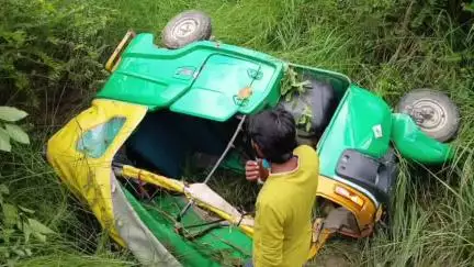 फरेंदा: बृजमनगंज-फरेंदा मार्ग पर लेहड़ा मंदिर मोड़ के पास ऑटो पलटने से आधा दर्जन यात्री घायल